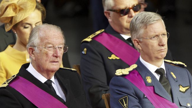 Quốc vương Albert II (trái) và Thái tử Philippe (phải) tại lễ thoái vị ở Cung điện Hoàng gia.
